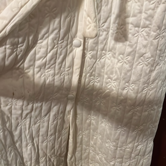 Womens size medium white quilted feel robe approx 63” from shoulder to bottom - Picture 3 of 7